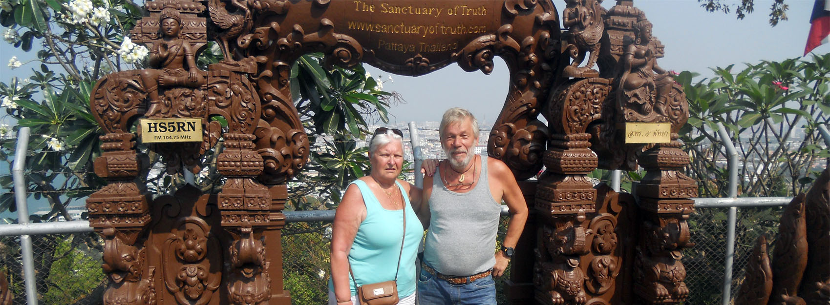 Caryn og Svein outside Pattaya Thailand